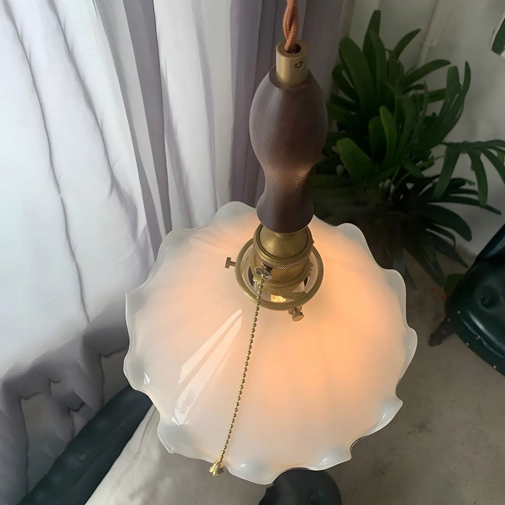 Suspension moderne en verre avec accents dorés et fleurs