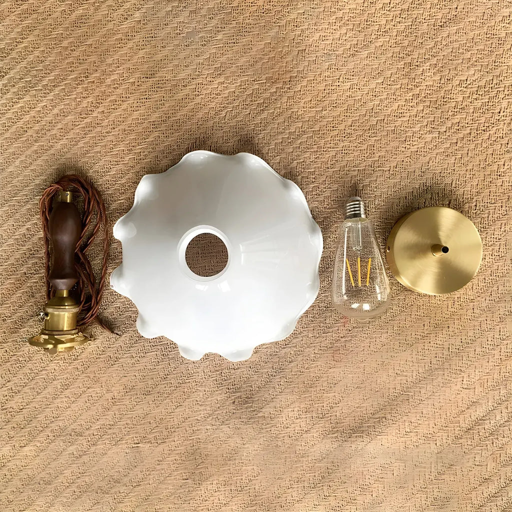 Suspension moderne en verre avec accents dorés et fleurs