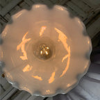 Suspension moderne en verre avec accents dorés et fleurs