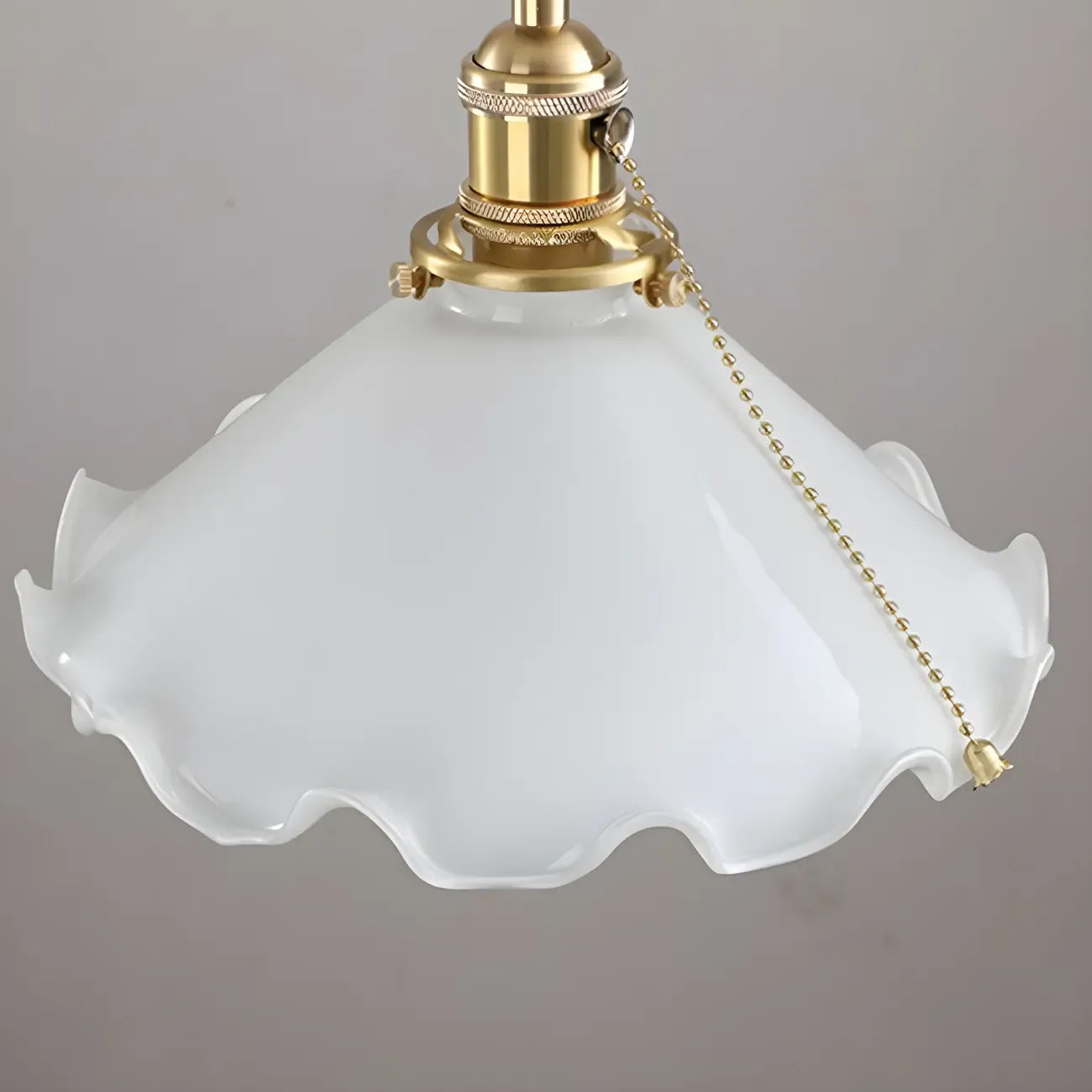 Suspension moderne en verre avec accents dorés et fleurs