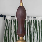 Suspension moderne en verre avec accents dorés et fleurs