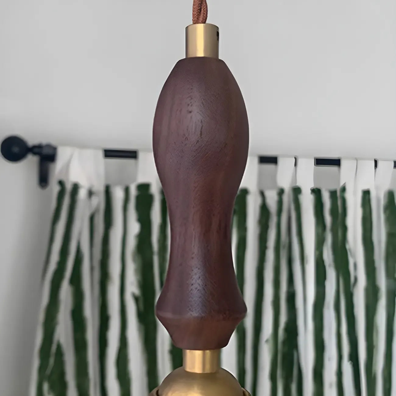 Suspension moderne en verre avec accents dorés et fleurs