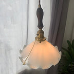 Suspension moderne en verre avec accents dorés et fleurs