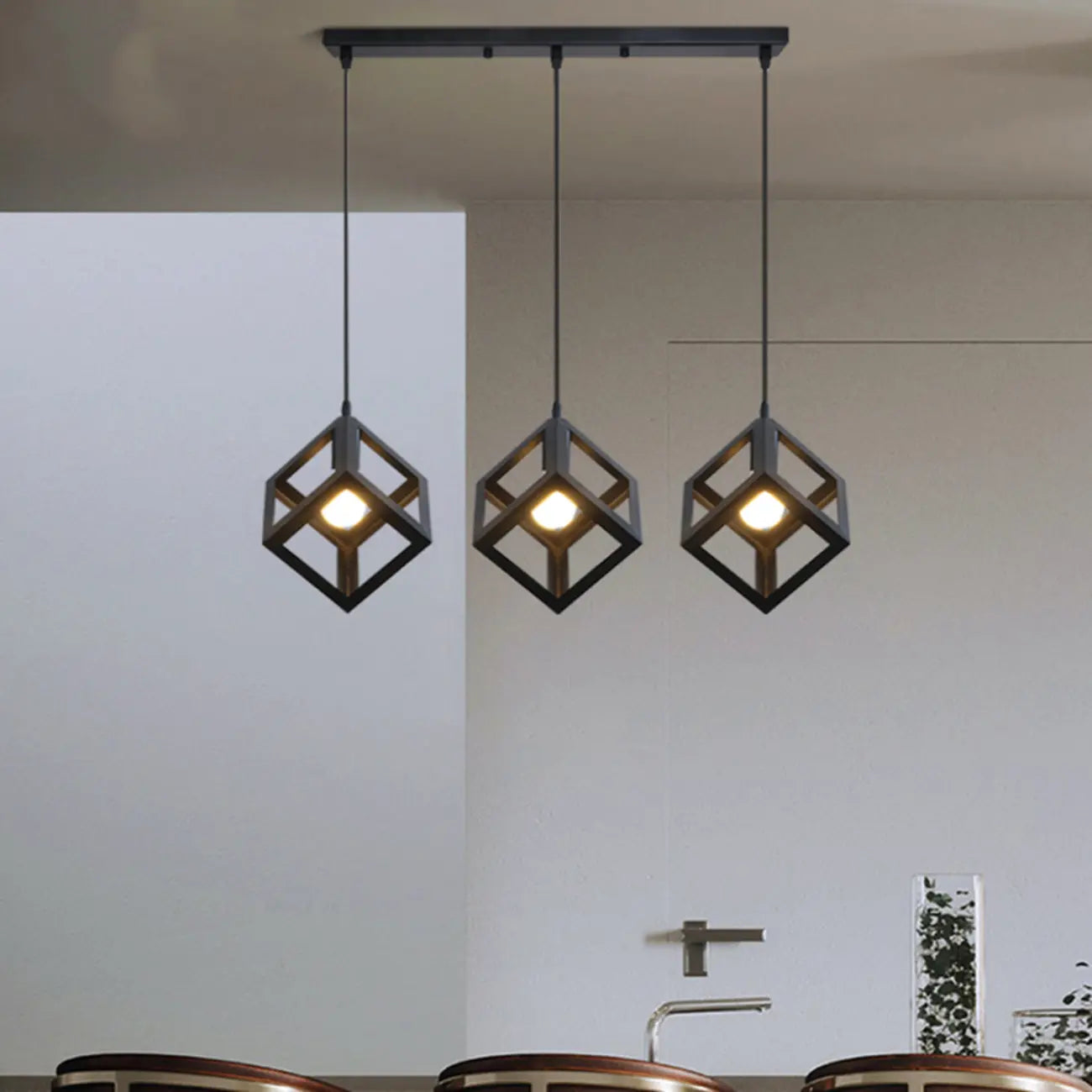 Suspension géométrique industrielle en métal noir pour îlot de lumière