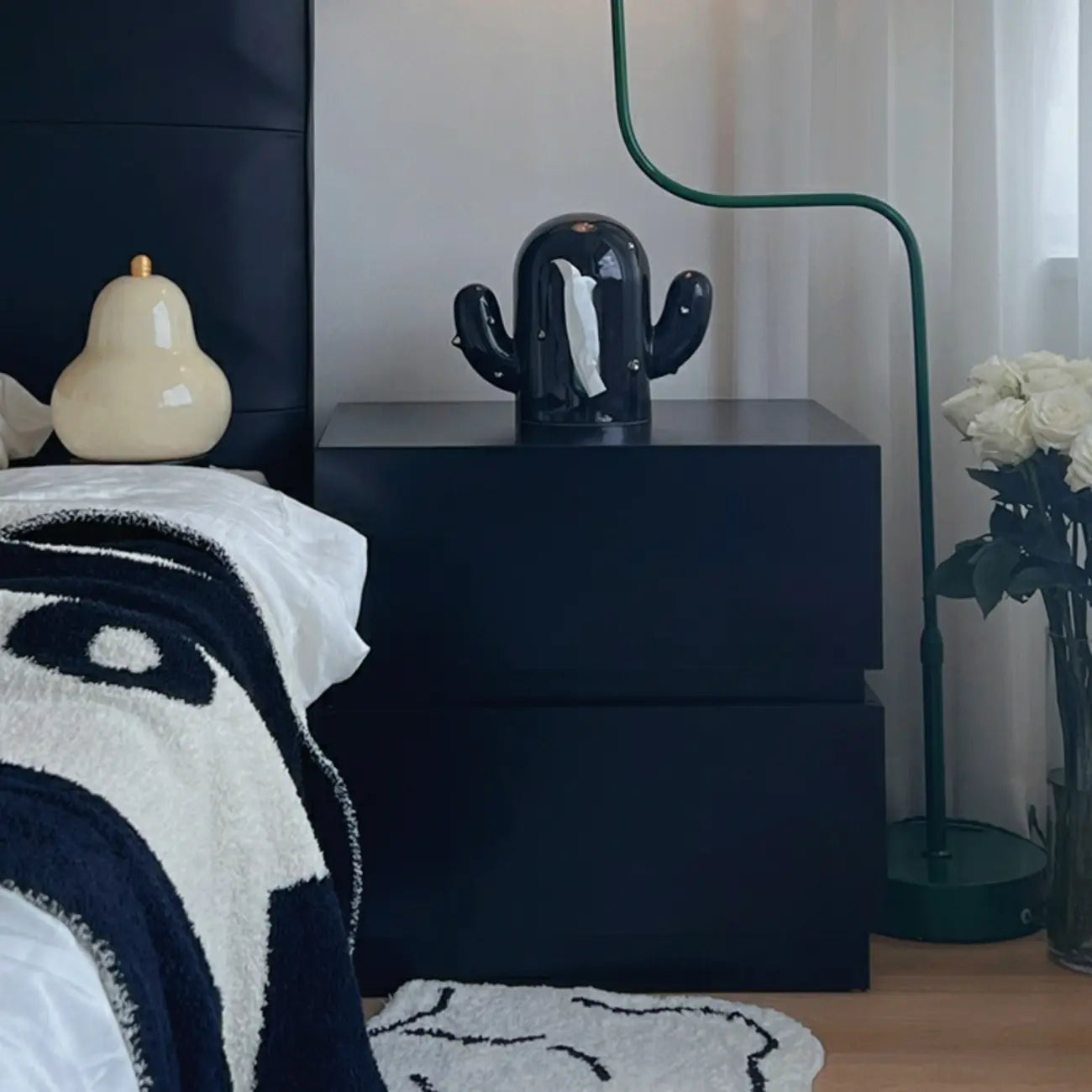 Table de chevet minimaliste à 2 tiroirs en bois noir brillant