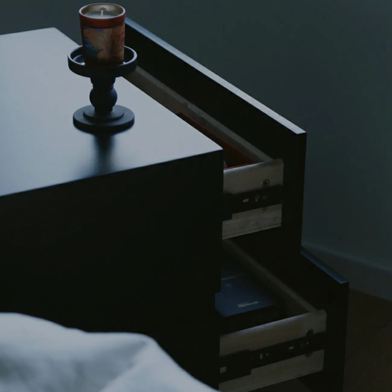 Table de chevet minimaliste à 2 tiroirs en bois noir brillant
