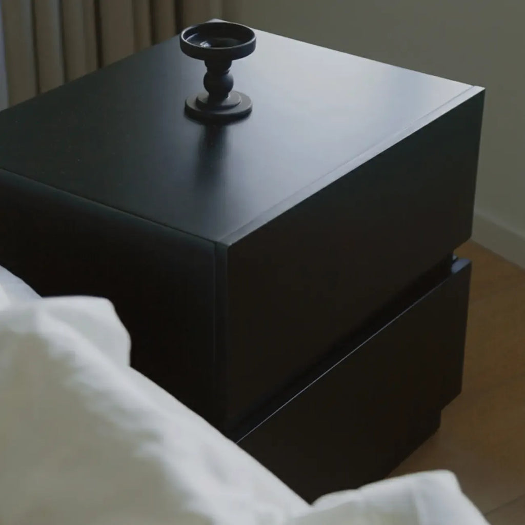 Table de chevet minimaliste à 2 tiroirs en bois noir brillant