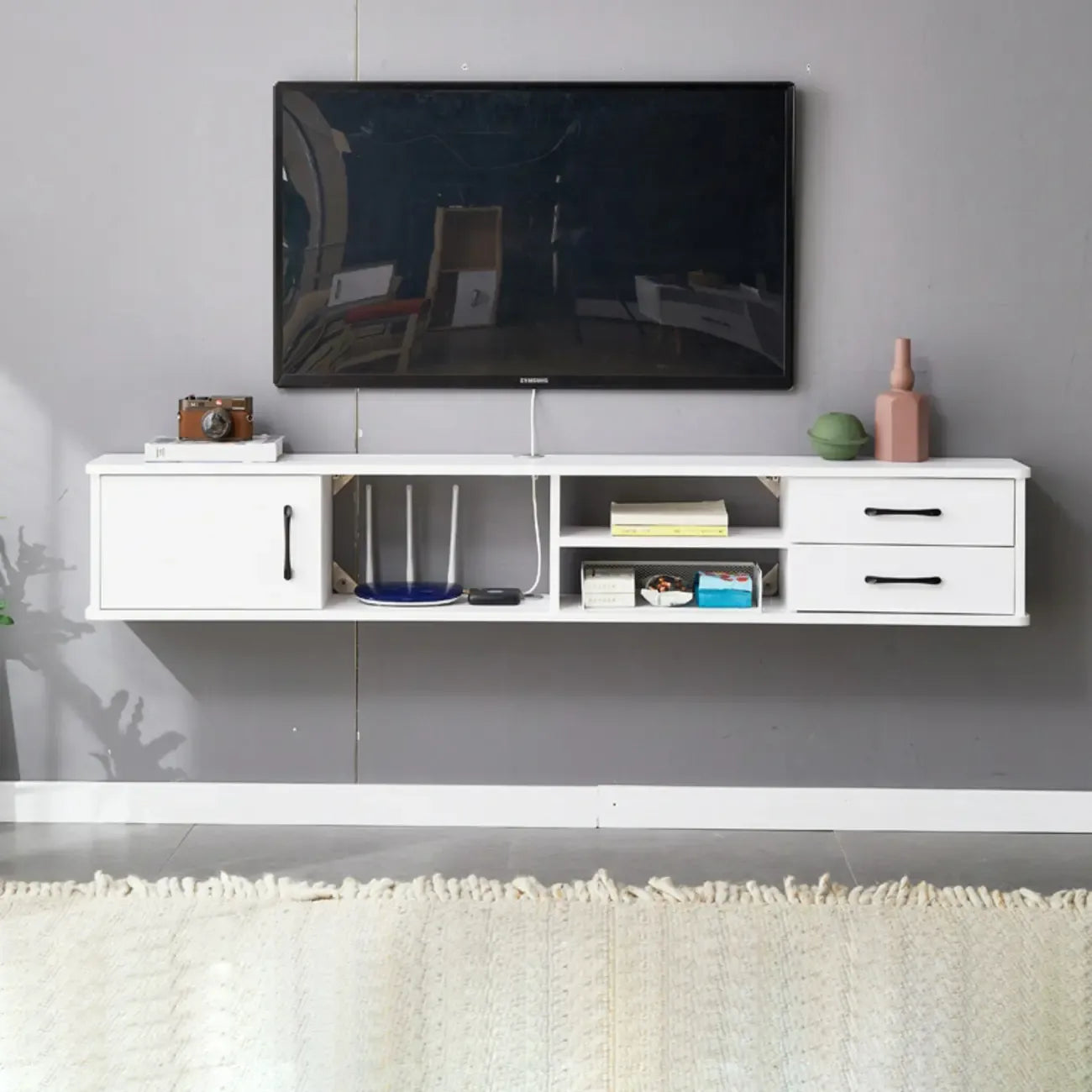 Mobile TV sospeso con 59 cassetti e ripiani aperti in legno grigio