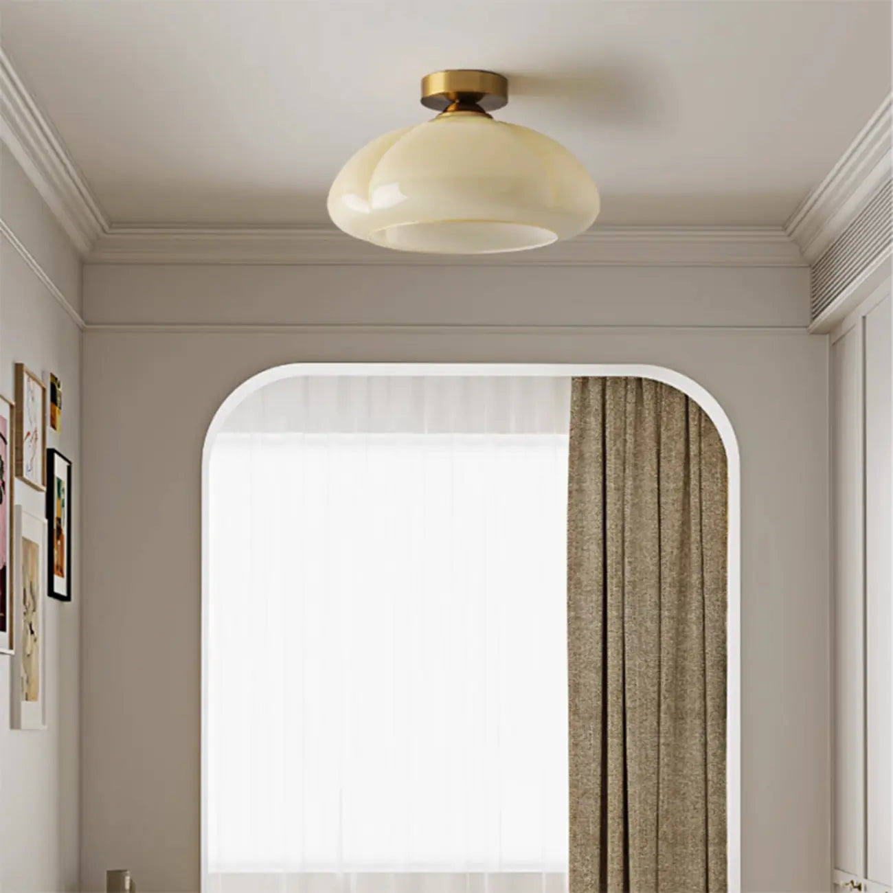 Mini plafonnier semi-encastré minimaliste en verre jaune laiteux avec dôme, style minimaliste