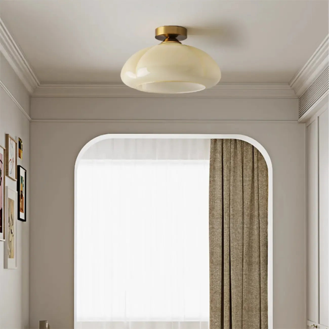 Mini plafonnier semi-encastré minimaliste en verre jaune laiteux avec dôme, style minimaliste