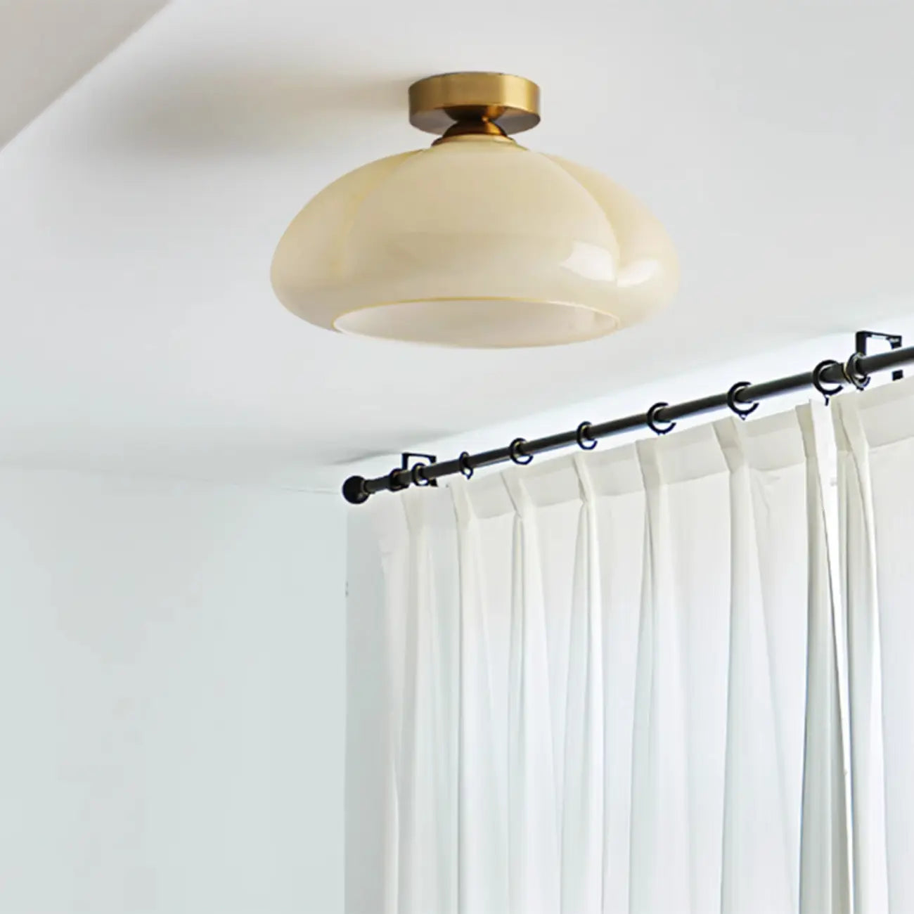 Mini plafonnier semi-encastré minimaliste en verre jaune laiteux avec dôme, style minimaliste