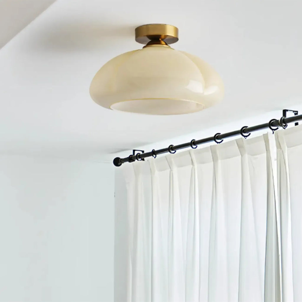 Mini plafonnier semi-encastré minimaliste en verre jaune laiteux avec dôme, style minimaliste