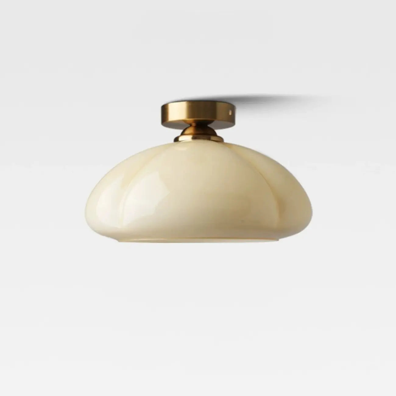 Mini plafonnier semi-encastré minimaliste en verre jaune laiteux avec dôme, style minimaliste