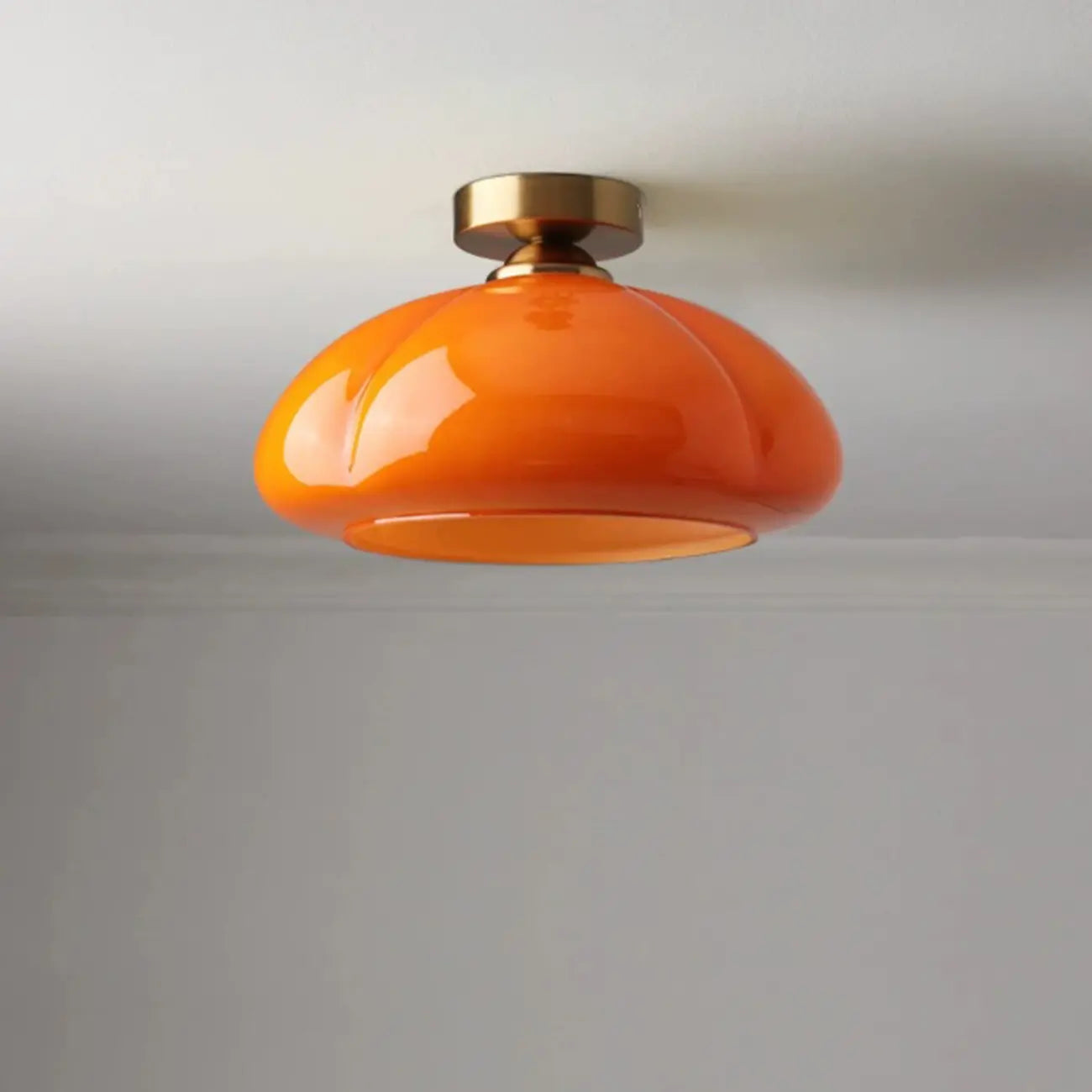 Mini plafonnier semi-encastré minimaliste en verre jaune laiteux avec dôme, style minimaliste