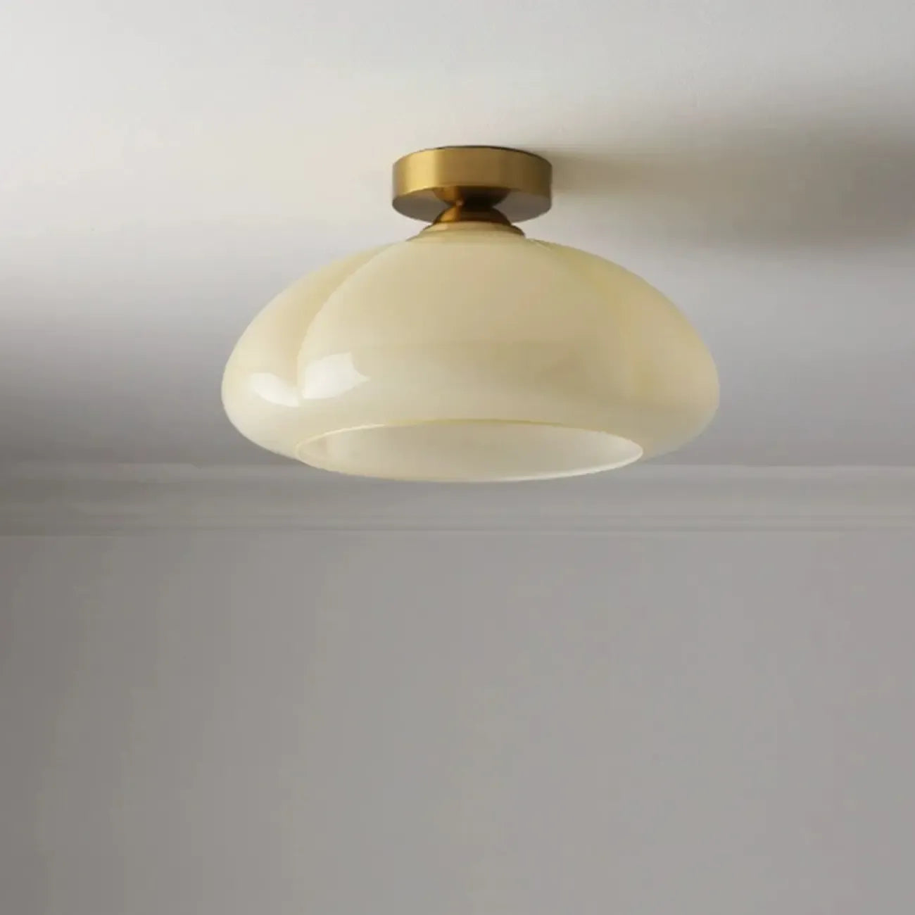 Mini plafonnier semi-encastré minimaliste en verre jaune laiteux avec dôme, style minimaliste