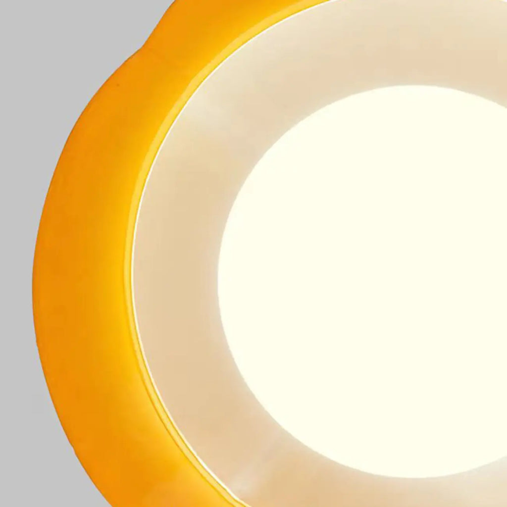 Mini plafonnier semi-encastré minimaliste en verre jaune laiteux avec dôme, style minimaliste