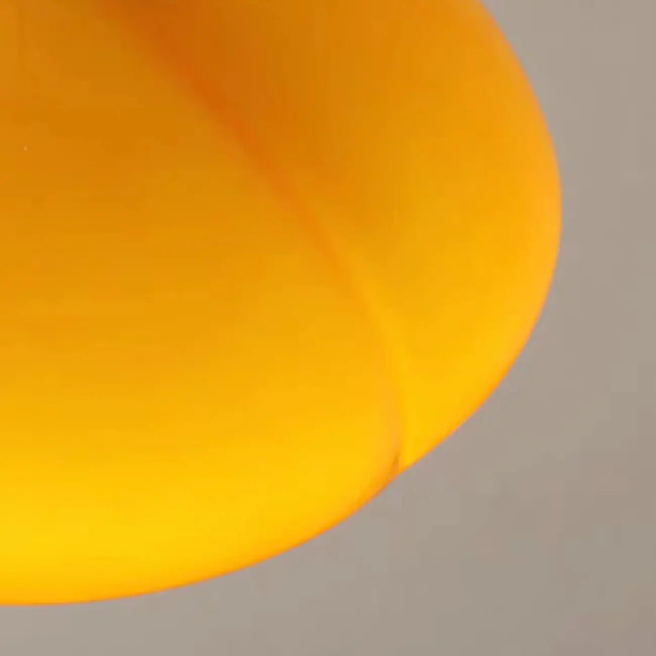 Mini plafonnier semi-encastré minimaliste en verre jaune laiteux avec dôme, style minimaliste