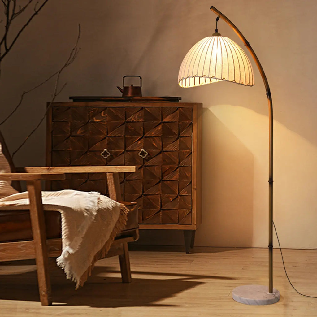 Lampadaire arqué kaki à brancher avec abat-jour en tissu pour salon