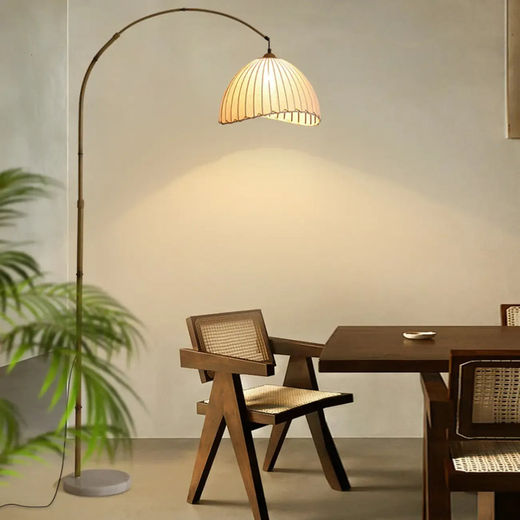 Lampadaire arqué kaki à brancher avec abat-jour en tissu pour salon