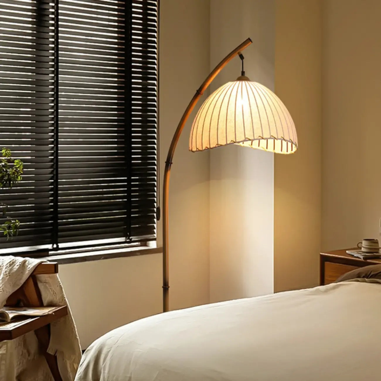 Lampadaire arqué kaki à brancher avec abat-jour en tissu pour salon