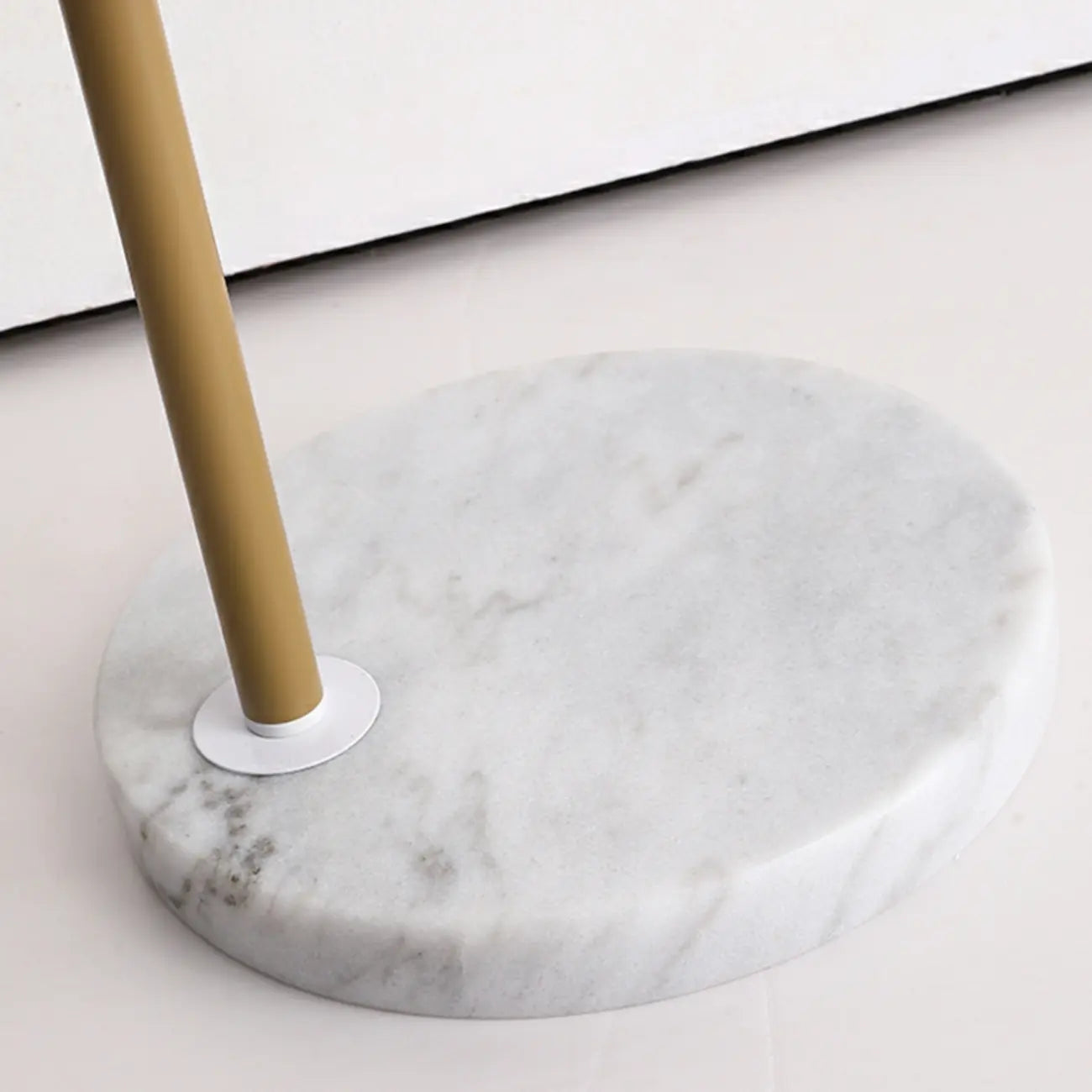 Lampadaire arqué kaki à brancher avec abat-jour en tissu pour salon