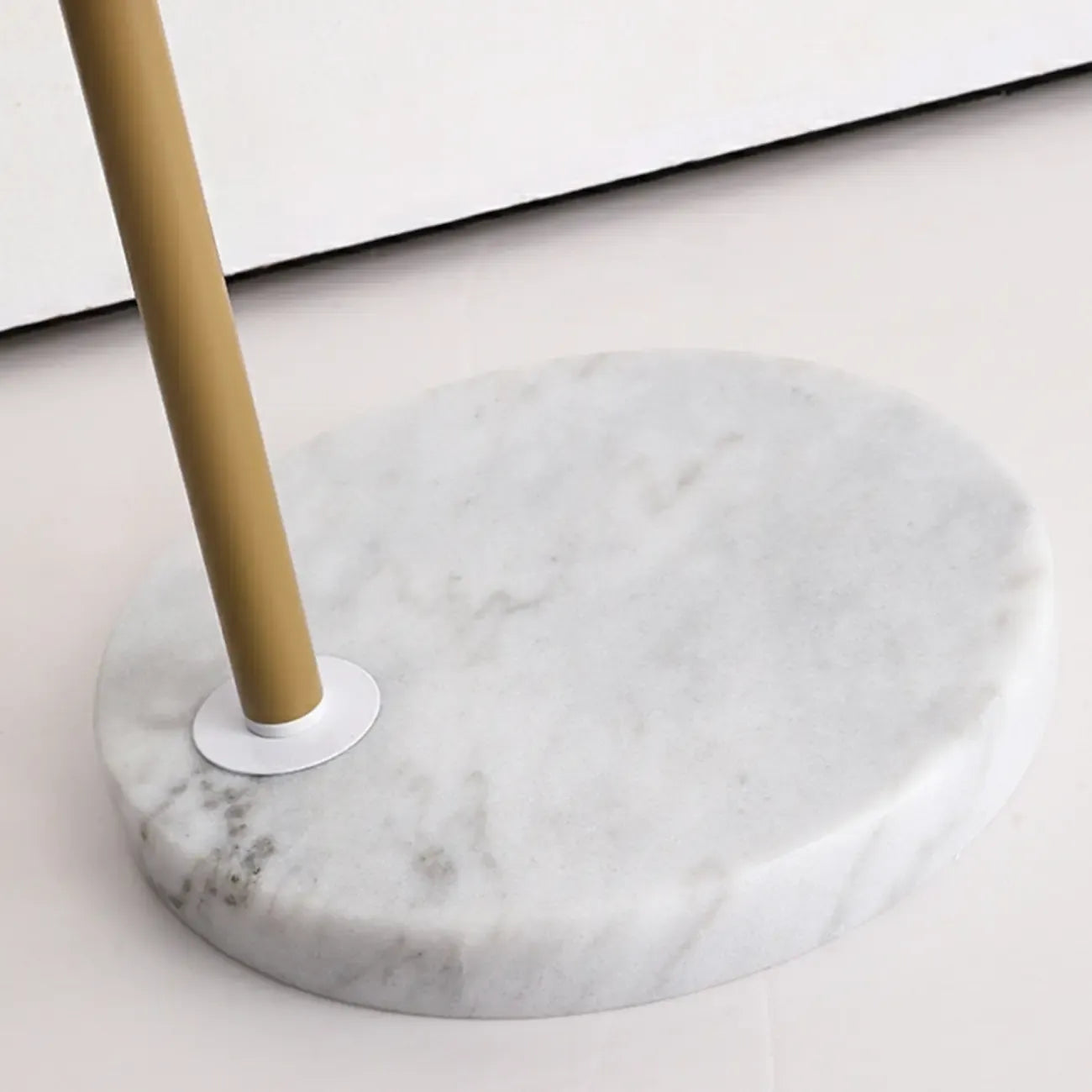 Lampadaire arqué kaki à brancher avec abat-jour en tissu pour salon