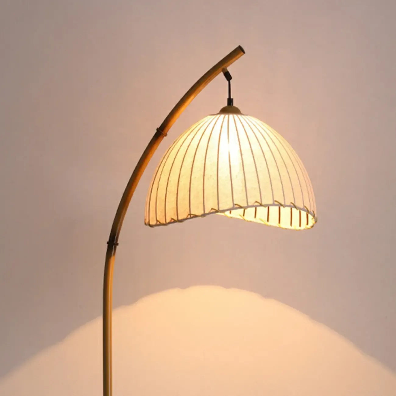 Lampadaire arqué kaki à brancher avec abat-jour en tissu pour salon