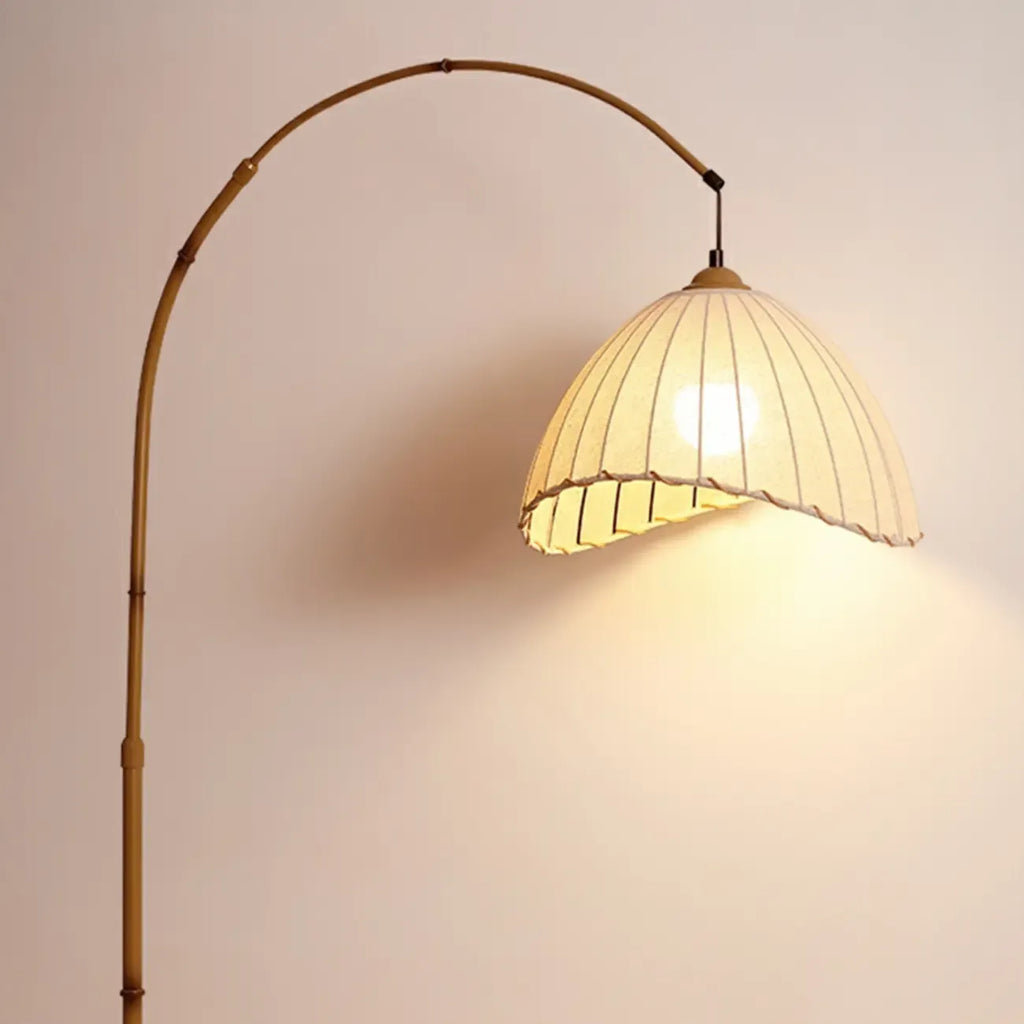 Lampadaire arqué kaki à brancher avec abat-jour en tissu pour salon