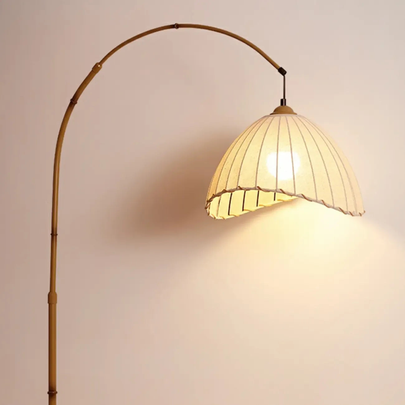 Lampadaire arqué kaki à brancher avec abat-jour en tissu pour salon