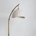 Lampadaire arqué kaki à brancher avec abat-jour en tissu pour salon