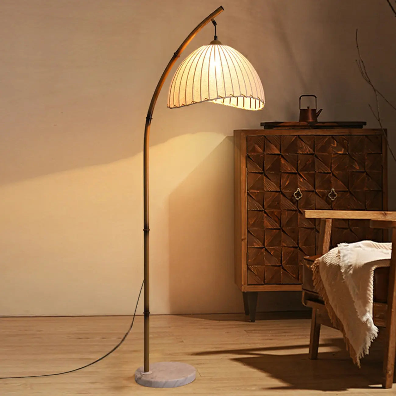 Lampadaire arqué kaki à brancher avec abat-jour en tissu pour salon