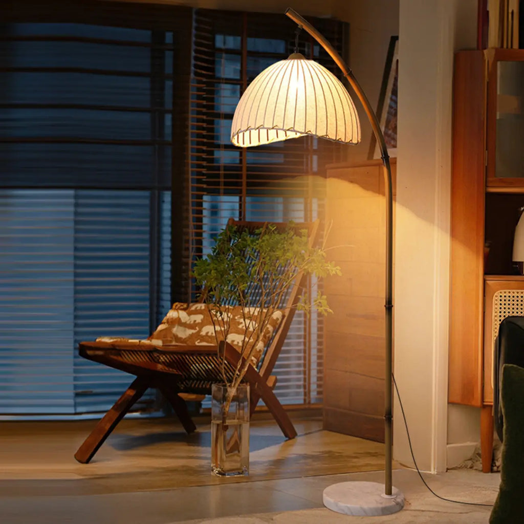 Lampadaire arqué kaki à brancher avec abat-jour en tissu pour salon