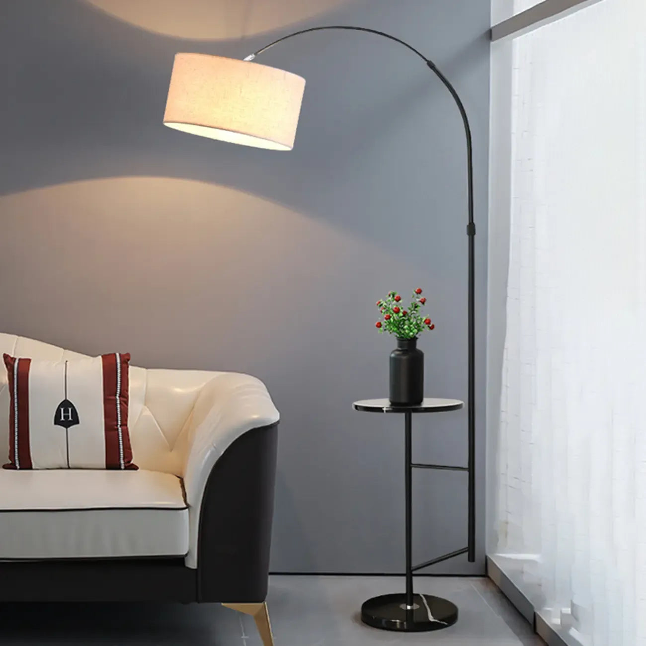 Lampadaire moderne à arc réglable avec abat-jour cylindrique en tissu et table intégrée