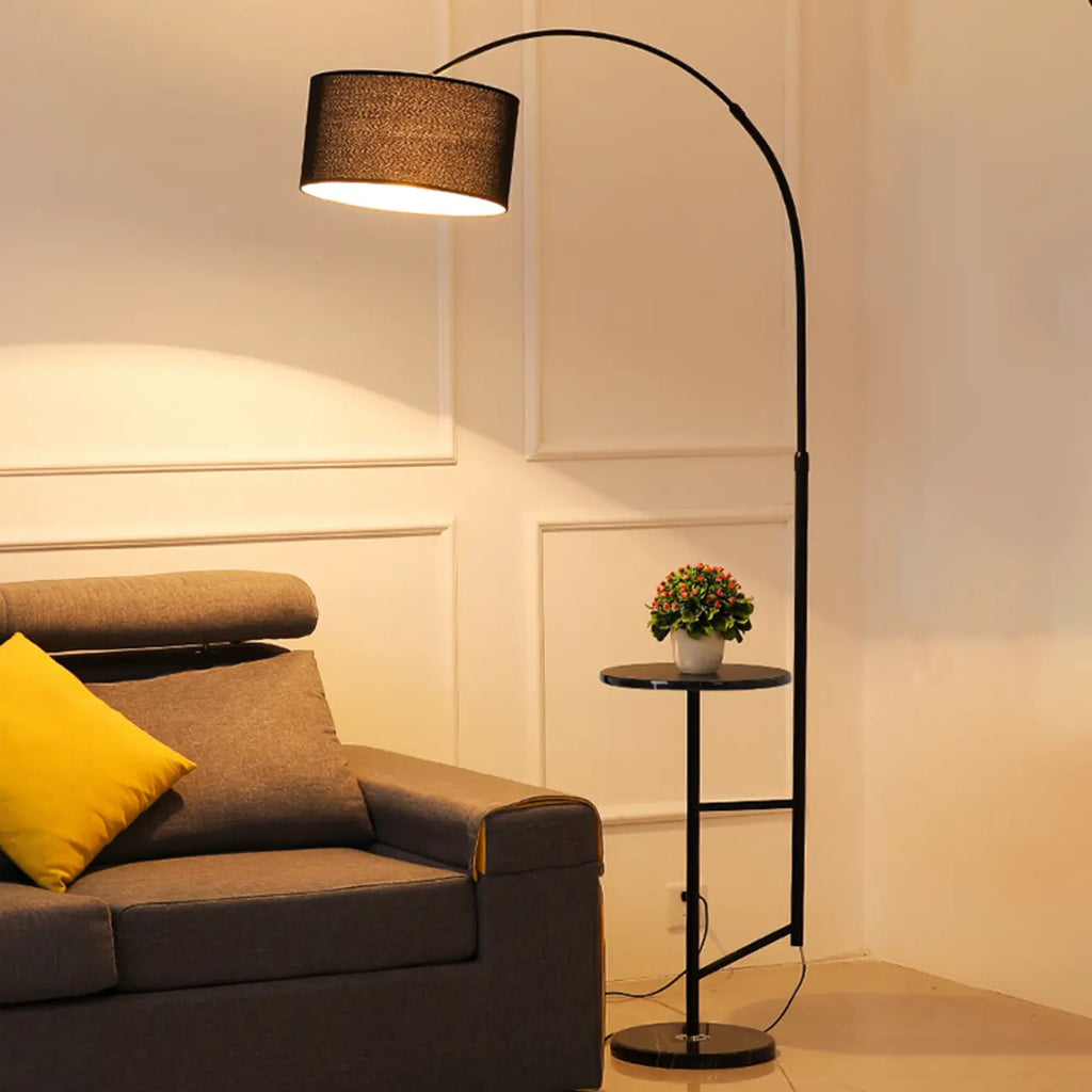 Lampadaire moderne à arc réglable avec abat-jour cylindrique en tissu et table intégrée