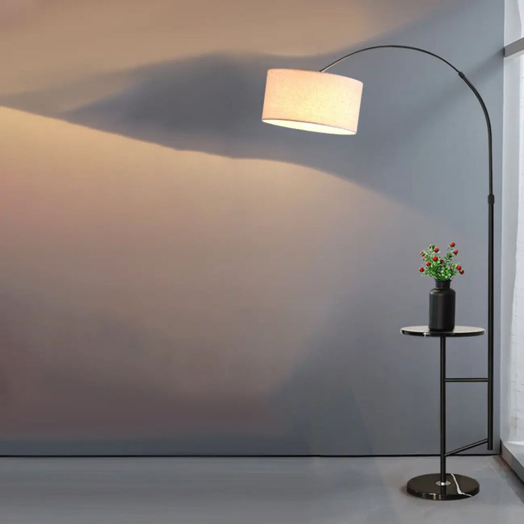 Lampadaire moderne à arc réglable avec abat-jour cylindrique en tissu et table intégrée