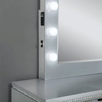 Ensemble de chambre à coucher Seleena Glam Silver Wood 5 pièces avec panneaux capitonnés et port USB par Furniture of America