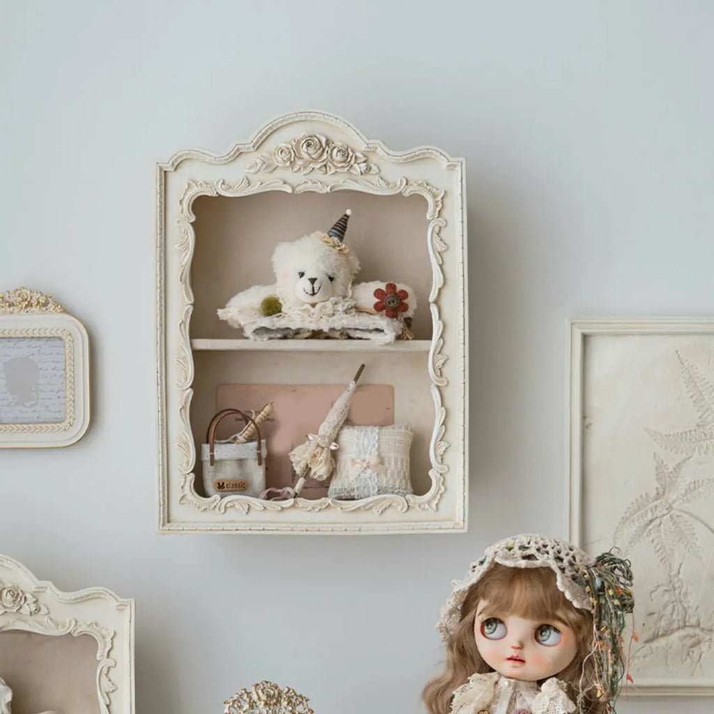 Vitrine murale sculptée de style campagne française classique