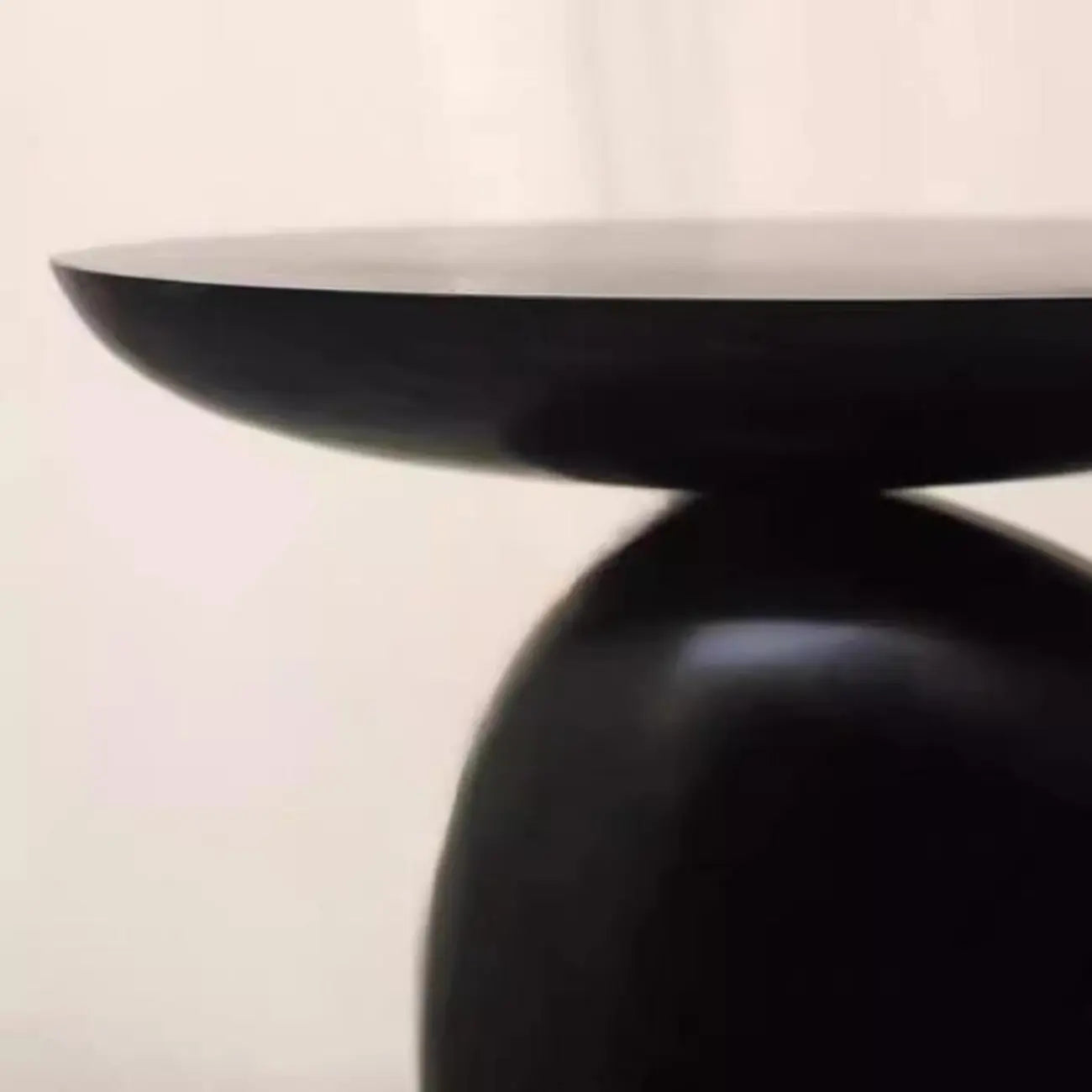 Table d'appoint moderne noire avec piètement en acier
