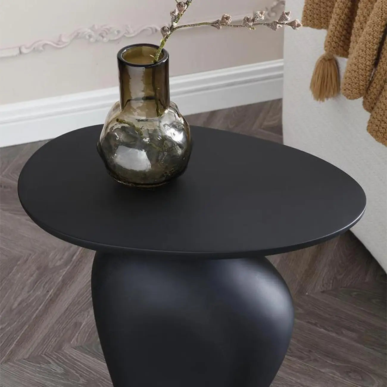 Table d'appoint moderne noire avec piètement en acier