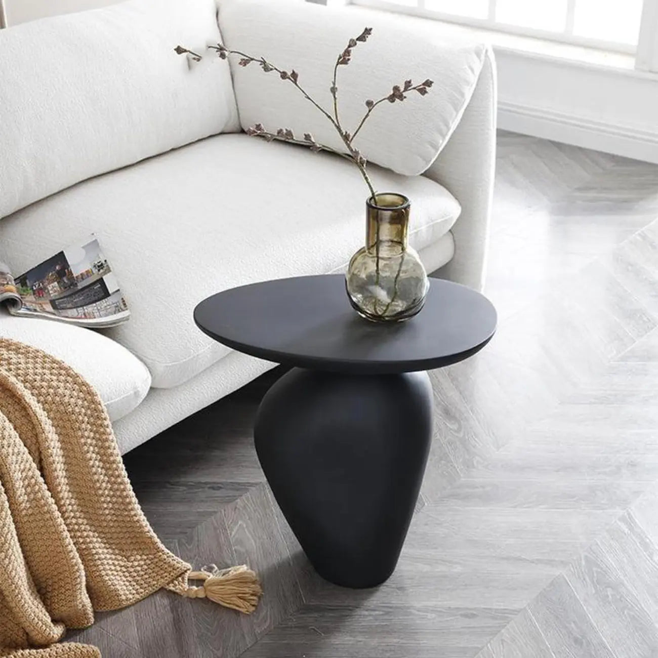 Table d'appoint moderne noire avec piètement en acier