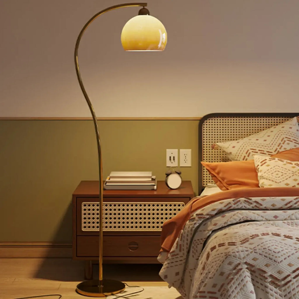 Lampadaire arqué moderne avec abat-jour en dôme de verre pour salon
