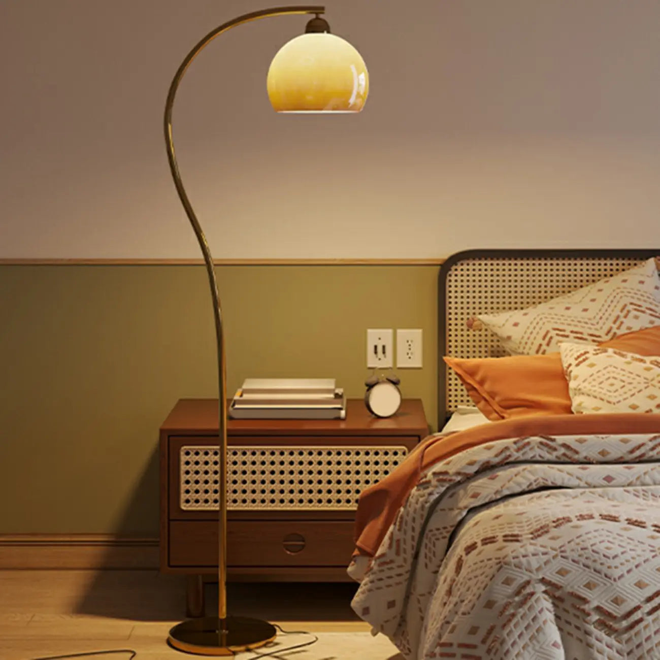 Lampadaire arqué moderne avec abat-jour en dôme de verre pour salon