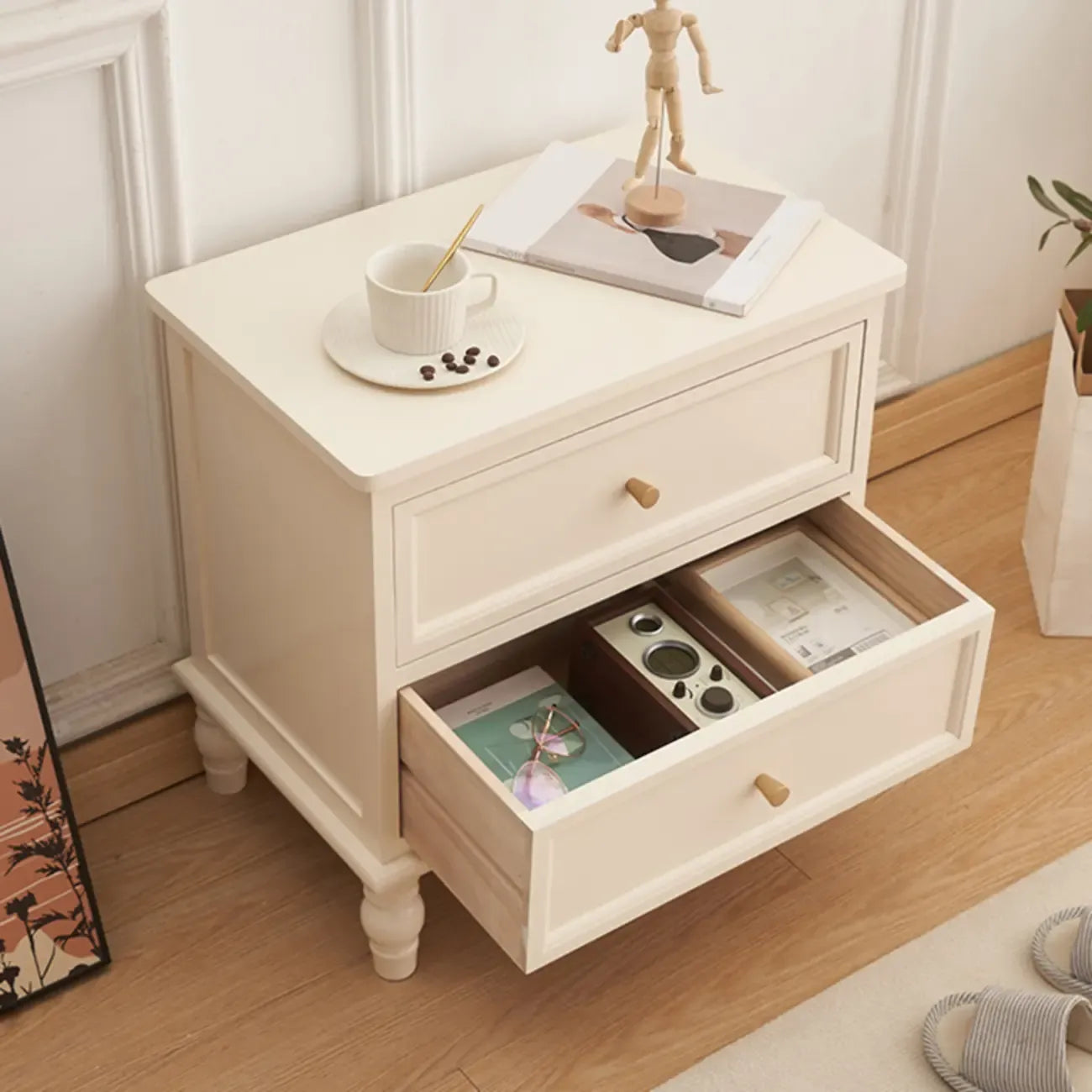 Table de chevet classique à 3 tiroirs en bois blanc pur