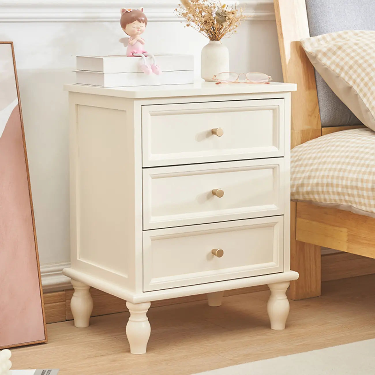 Table de chevet classique à 3 tiroirs en bois blanc pur