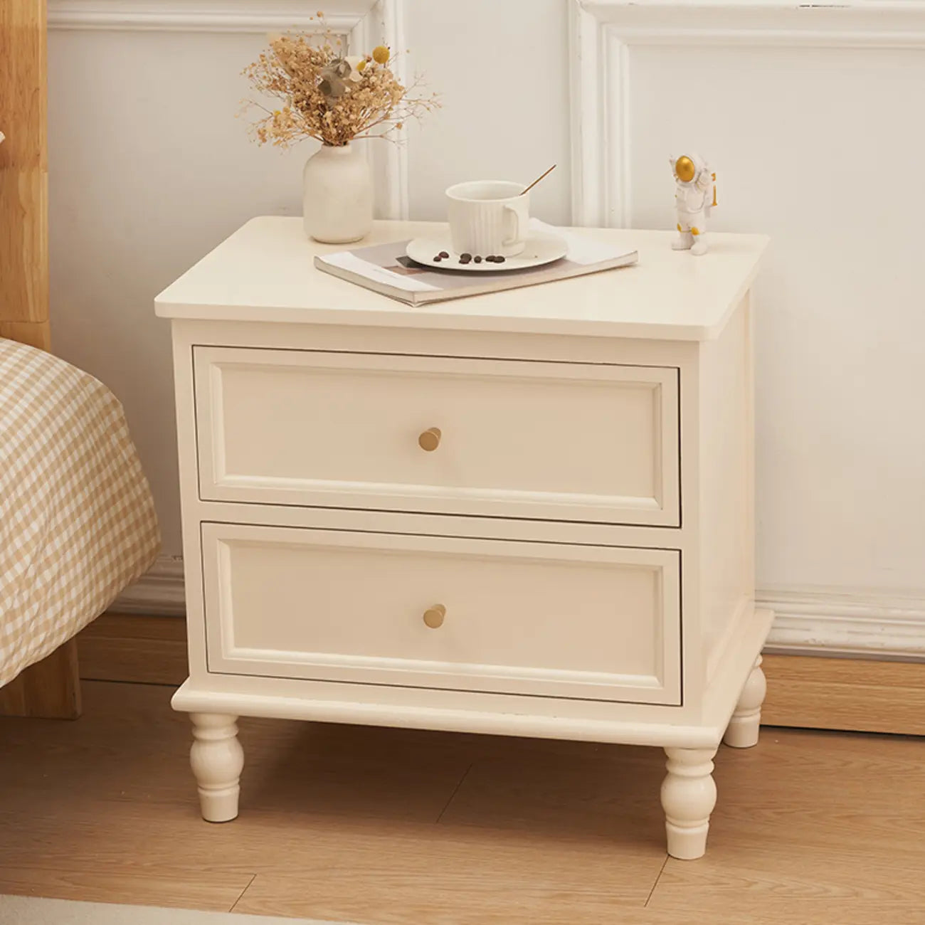 Table de chevet classique à 3 tiroirs en bois blanc pur