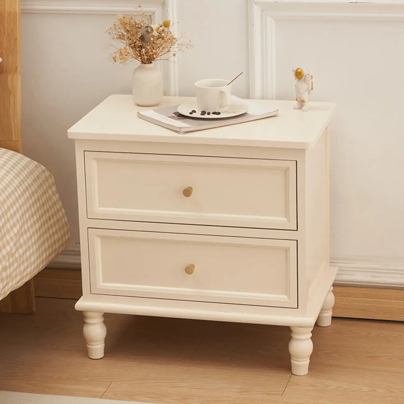 Table de chevet classique à 3 tiroirs en bois blanc pur