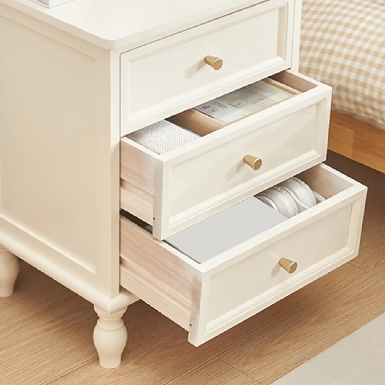 Table de chevet classique à 3 tiroirs en bois blanc pur
