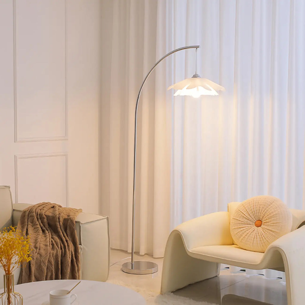 Lampadaire arqué moderne chromé blanc avec abat-jour en forme de fleur