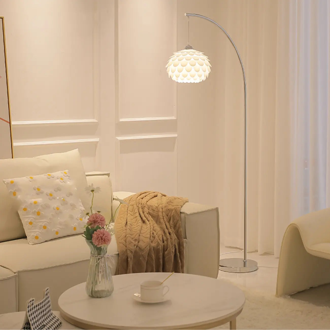 Lampadaire arqué moderne chromé blanc avec abat-jour en forme de fleur