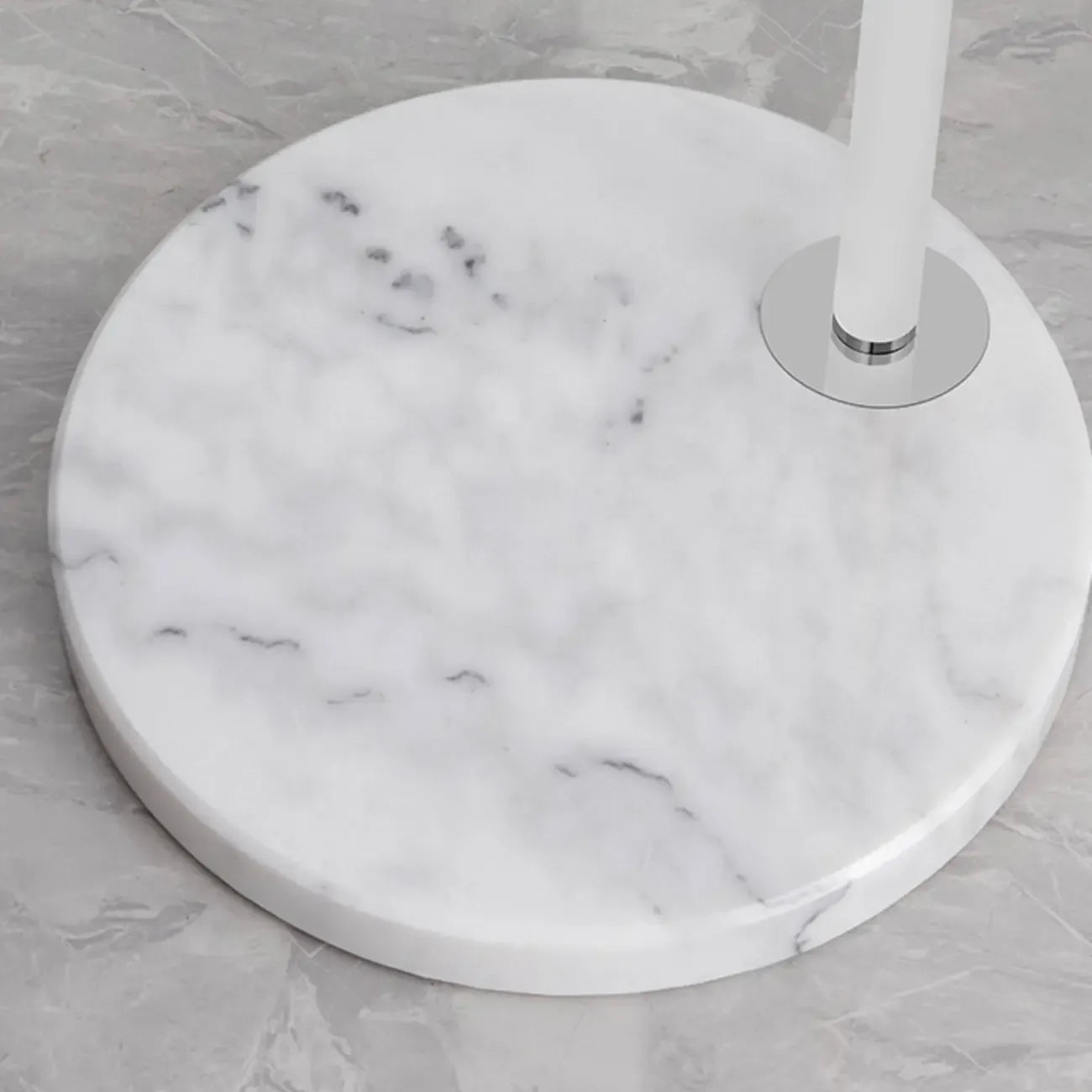 Lampadaire arqué moderne chromé blanc avec abat-jour en forme de fleur
